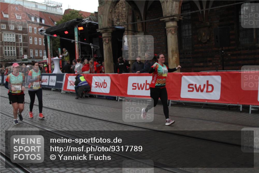 05.10.2025 - 20. swb-Marathon Bremen Yannick Fuchs http://msf.ph/oto/9317789 05.10.2025 11:11:45 Ziel 9999, 10058, 10235, 10236, 11172 meine-sportfotos.de