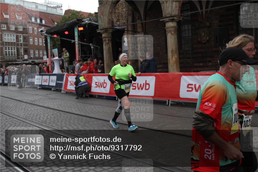 05.10.2025 - 20. swb-Marathon Bremen Yannick Fuchs http://msf.ph/oto/9317792 05.10.2025 11:11:51 Ziel 9648, 9680, 10235, 10236, 10540, 11088 meine-sportfotos.de