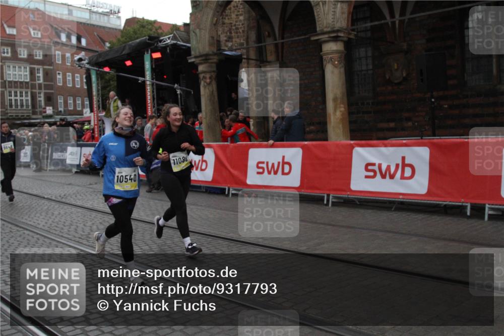 05.10.2025 - 20. swb-Marathon Bremen Yannick Fuchs http://msf.ph/oto/9317793 05.10.2025 11:11:54 Ziel 9648, 9784, 10540, 11088, 11563 meine-sportfotos.de