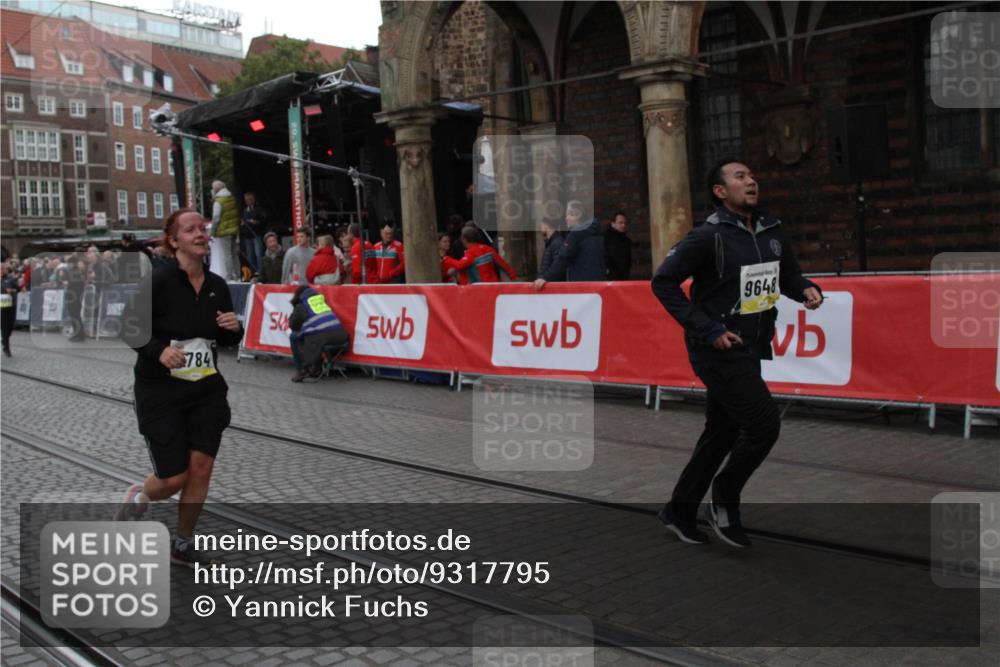 05.10.2025 - 20. swb-Marathon Bremen Yannick Fuchs http://msf.ph/oto/9317795 05.10.2025 11:11:56 Ziel 9648, 9784, 11563 meine-sportfotos.de