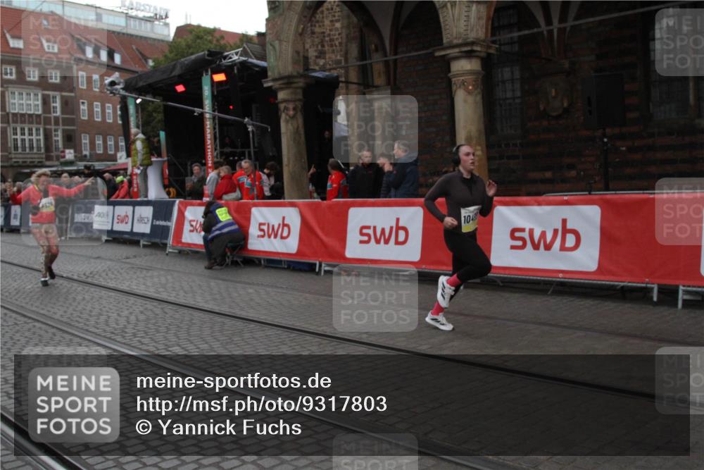 05.10.2025 - 20. swb-Marathon Bremen Yannick Fuchs http://msf.ph/oto/9317803 05.10.2025 11:12:10 Ziel 9526, 9675, 10463, 10499 meine-sportfotos.de