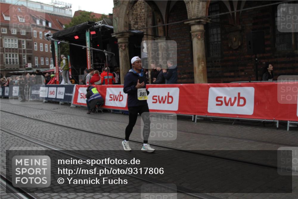05.10.2025 - 20. swb-Marathon Bremen Yannick Fuchs http://msf.ph/oto/9317806 05.10.2025 11:12:18 Ziel 9911 meine-sportfotos.de