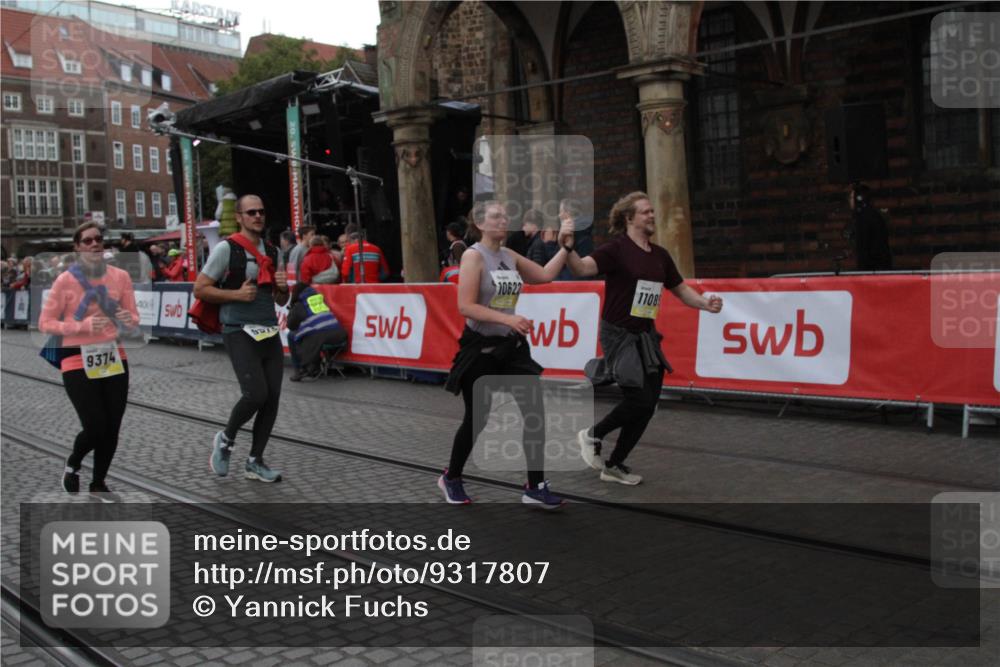 05.10.2025 - 20. swb-Marathon Bremen Yannick Fuchs http://msf.ph/oto/9317807 05.10.2025 11:12:24 Ziel 9373, 9374, 10622, 10899, 11085, 11535 meine-sportfotos.de