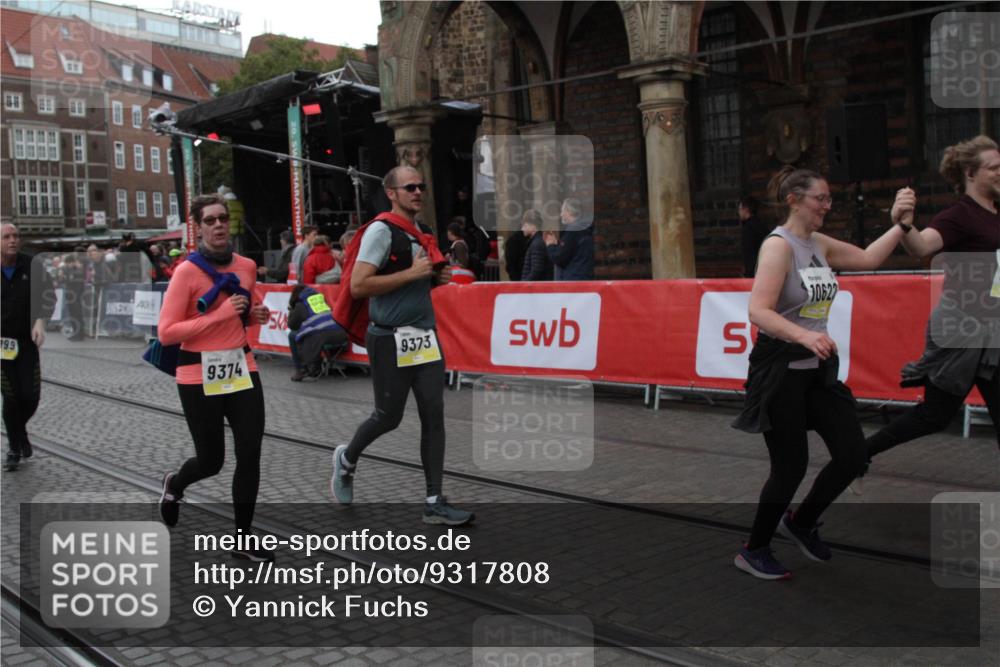 05.10.2025 - 20. swb-Marathon Bremen Yannick Fuchs http://msf.ph/oto/9317808 05.10.2025 11:12:25 Ziel 9373, 9374, 10622, 10899, 11085, 11535 meine-sportfotos.de