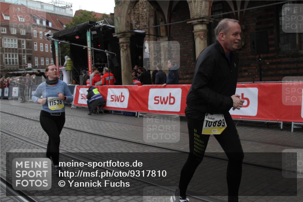 05.10.2025 - 20. swb-Marathon Bremen Yannick Fuchs http://msf.ph/oto/9317810 05.10.2025 11:12:27 Ziel 9373, 9374, 10899, 11535 meine-sportfotos.de