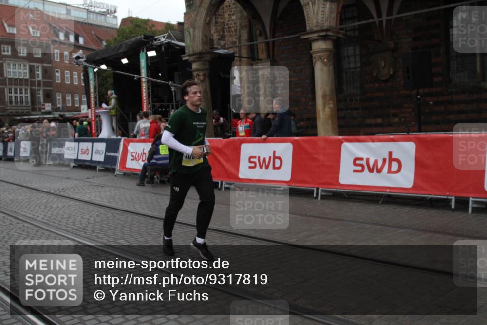 05.10.2025 - 20. swb-Marathon Bremen Yannick Fuchs http://msf.ph/oto/9317819 05.10.2025 11:13:07 Ziel 10041, 11170, 11494 meine-sportfotos.de