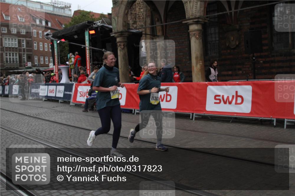 05.10.2025 - 20. swb-Marathon Bremen Yannick Fuchs http://msf.ph/oto/9317823 05.10.2025 11:13:34 Ziel 10273, 11117, 11367 meine-sportfotos.de