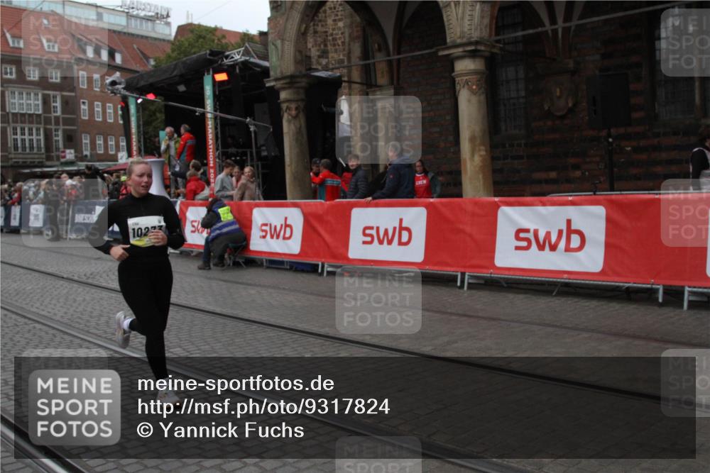 05.10.2025 - 20. swb-Marathon Bremen Yannick Fuchs http://msf.ph/oto/9317824 05.10.2025 11:13:36 Ziel 10273, 11117, 11367 meine-sportfotos.de