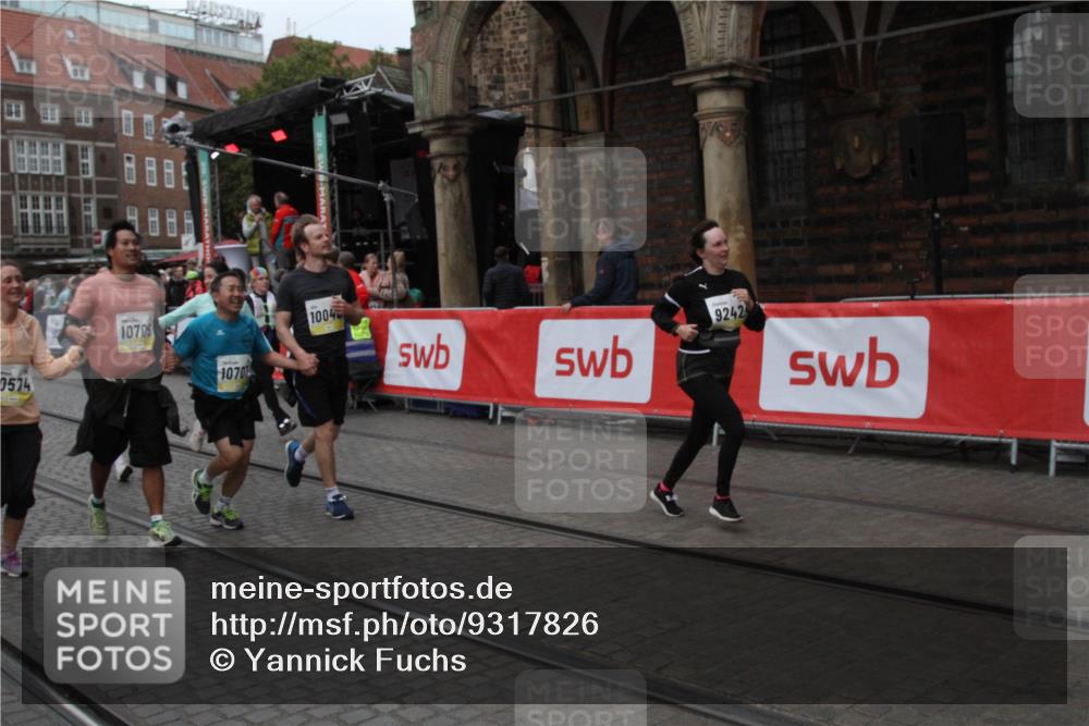 05.10.2025 - 20. swb-Marathon Bremen Yannick Fuchs http://msf.ph/oto/9317826 05.10.2025 11:13:47 Ziel 9242, 9899, 10040, 10364, 10574, 10705, 10707, 10957, 11060, 11068, 11264, 11385 meine-sportfotos.de