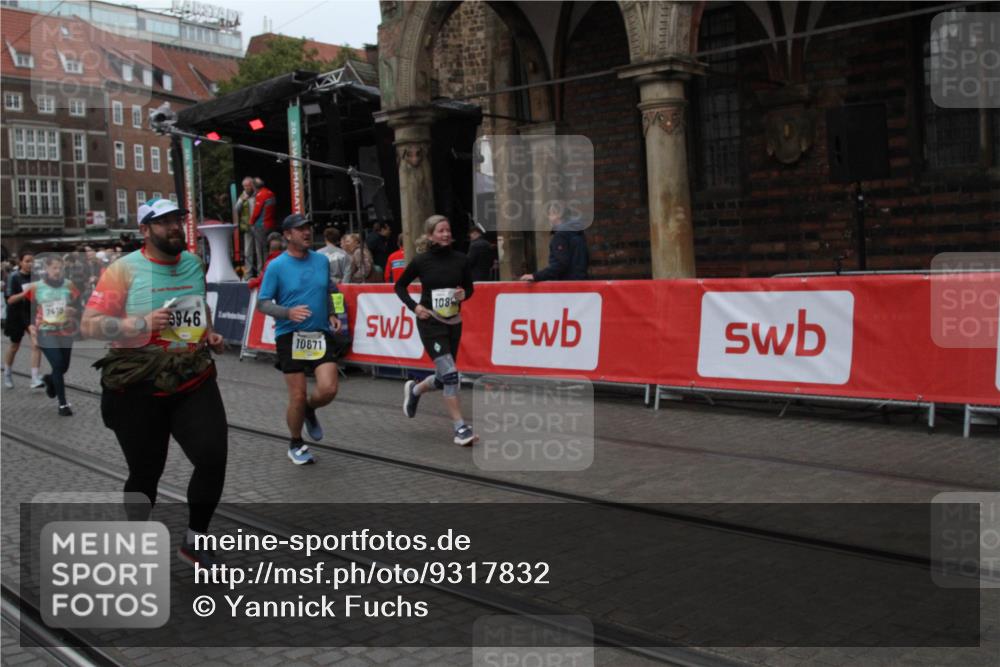 05.10.2025 - 20. swb-Marathon Bremen Yannick Fuchs http://msf.ph/oto/9317832 05.10.2025 11:13:56 Ziel 7014, 7410, 9946, 10671, 10756, 10842, 11652, 11653 meine-sportfotos.de