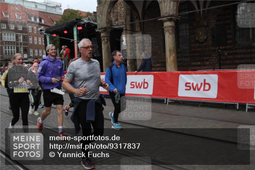 05.10.2025 - 20. swb-Marathon Bremen Yannick Fuchs http://msf.ph/oto/9317837 05.10.2025 11:14:03 Ziel 9012, 9342, 9631, 9667, 10000, 10036, 10512, 10721, 11541, 11548 meine-sportfotos.de