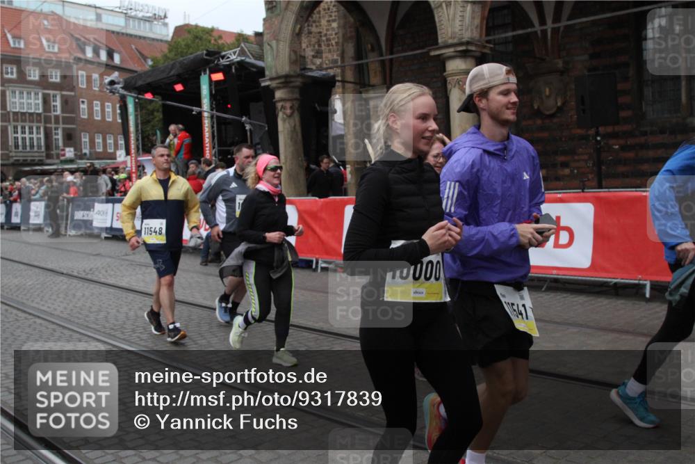 05.10.2025 - 20. swb-Marathon Bremen Yannick Fuchs http://msf.ph/oto/9317839 05.10.2025 11:14:04 Ziel 9012, 9342, 9631, 9667, 10000, 10036, 10512, 10721, 11541, 11548 meine-sportfotos.de