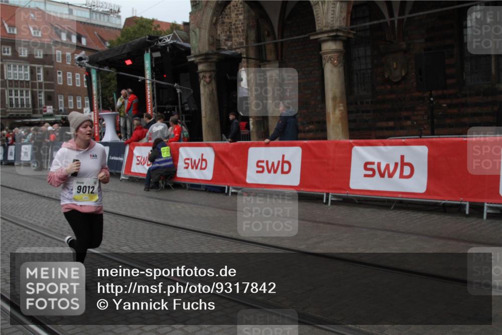 05.10.2025 - 20. swb-Marathon Bremen Yannick Fuchs http://msf.ph/oto/9317842 05.10.2025 11:14:08 Ziel 9012, 9380, 10491 meine-sportfotos.de