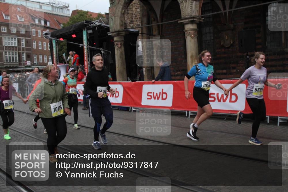 05.10.2025 - 20. swb-Marathon Bremen Yannick Fuchs http://msf.ph/oto/9317847 05.10.2025 11:14:22 Ziel 9695, 9724, 9818, 9819, 10114, 10115, 10201, 10832, 11135, 11539, 11555 meine-sportfotos.de