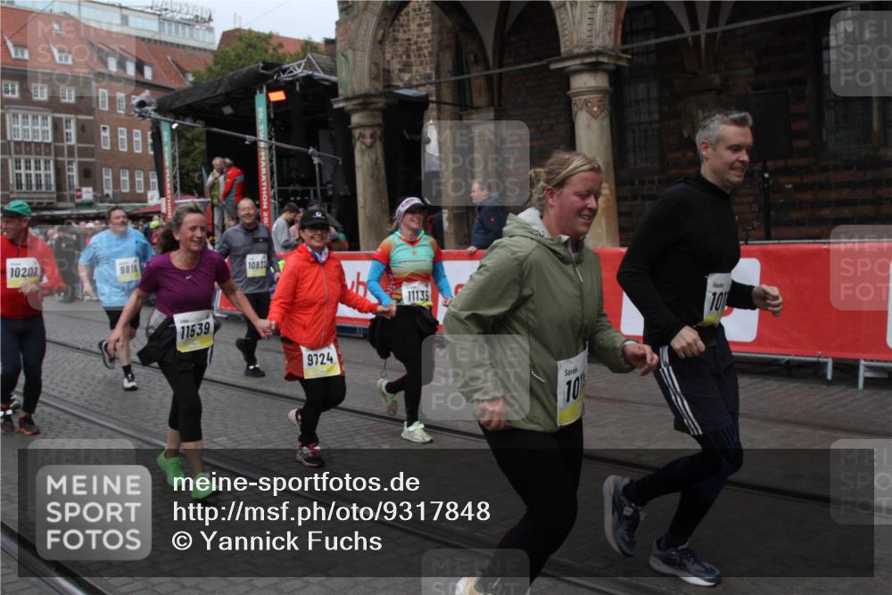 05.10.2025 - 20. swb-Marathon Bremen Yannick Fuchs http://msf.ph/oto/9317848 05.10.2025 11:14:23 Ziel 9695, 9724, 9818, 9819, 10114, 10115, 10201, 10832, 11135, 11539, 11555 meine-sportfotos.de