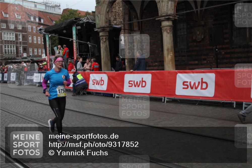 05.10.2025 - 20. swb-Marathon Bremen Yannick Fuchs http://msf.ph/oto/9317852 05.10.2025 11:14:32 Ziel 9756, 10292, 11072, 11139 meine-sportfotos.de