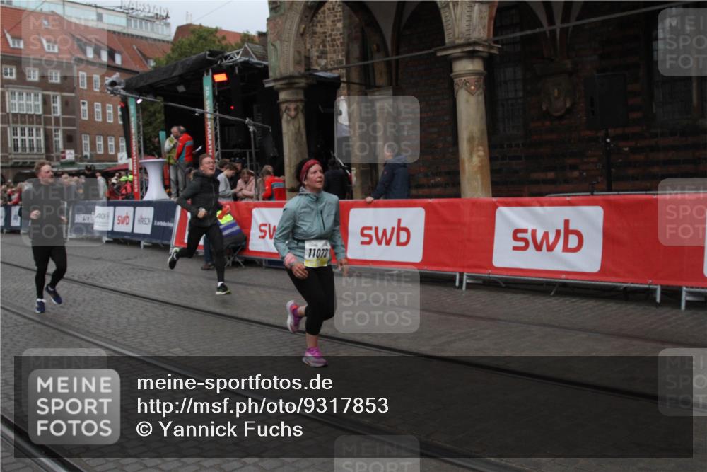 05.10.2025 - 20. swb-Marathon Bremen Yannick Fuchs http://msf.ph/oto/9317853 05.10.2025 11:14:36 Ziel 10292, 11072, 11139 meine-sportfotos.de