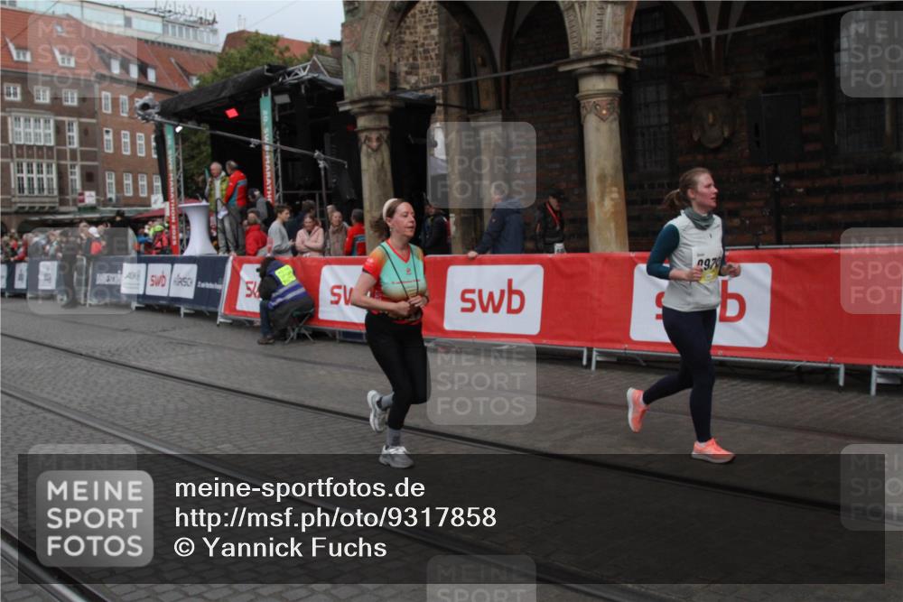 05.10.2025 - 20. swb-Marathon Bremen Yannick Fuchs http://msf.ph/oto/9317858 05.10.2025 11:14:43 Ziel 9861, 9970, 10722, 11473 meine-sportfotos.de