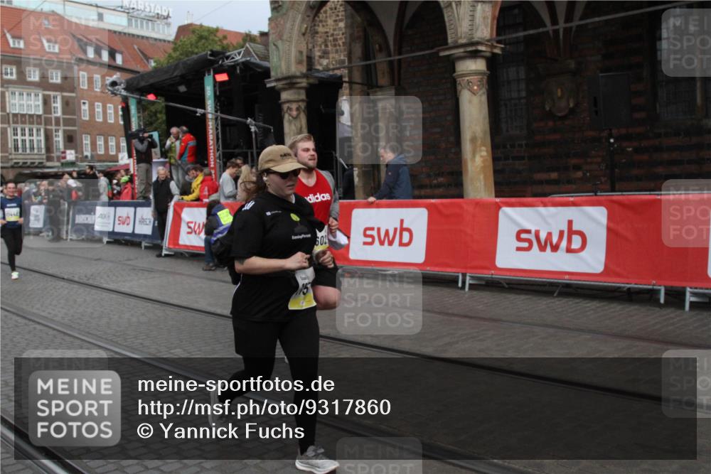 05.10.2025 - 20. swb-Marathon Bremen Yannick Fuchs http://msf.ph/oto/9317860 05.10.2025 11:14:53 Ziel 9303, 10602, 11448, 11557 meine-sportfotos.de