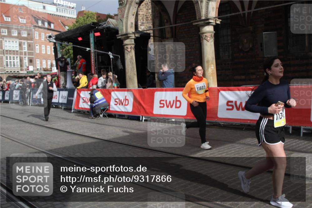 05.10.2025 - 20. swb-Marathon Bremen Yannick Fuchs http://msf.ph/oto/9317866 05.10.2025 11:15:02 Ziel 10496, 11345, 11607 meine-sportfotos.de