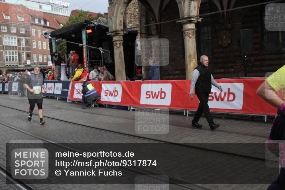 05.10.2025 - 20. swb-Marathon Bremen Yannick Fuchs http://msf.ph/oto/9317874 05.10.2025 11:15:08 Ziel 10496, 10647, 11107 meine-sportfotos.de