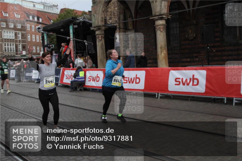 05.10.2025 - 20. swb-Marathon Bremen Yannick Fuchs http://msf.ph/oto/9317881 05.10.2025 11:15:25 Ziel 9441, 9643, 9767, 9768 meine-sportfotos.de