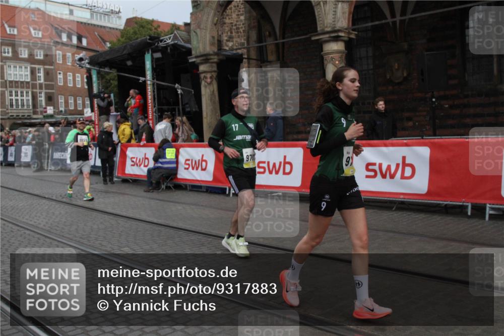 05.10.2025 - 20. swb-Marathon Bremen Yannick Fuchs http://msf.ph/oto/9317883 05.10.2025 11:15:28 Ziel 9767, 9768, 9959, 10976 meine-sportfotos.de