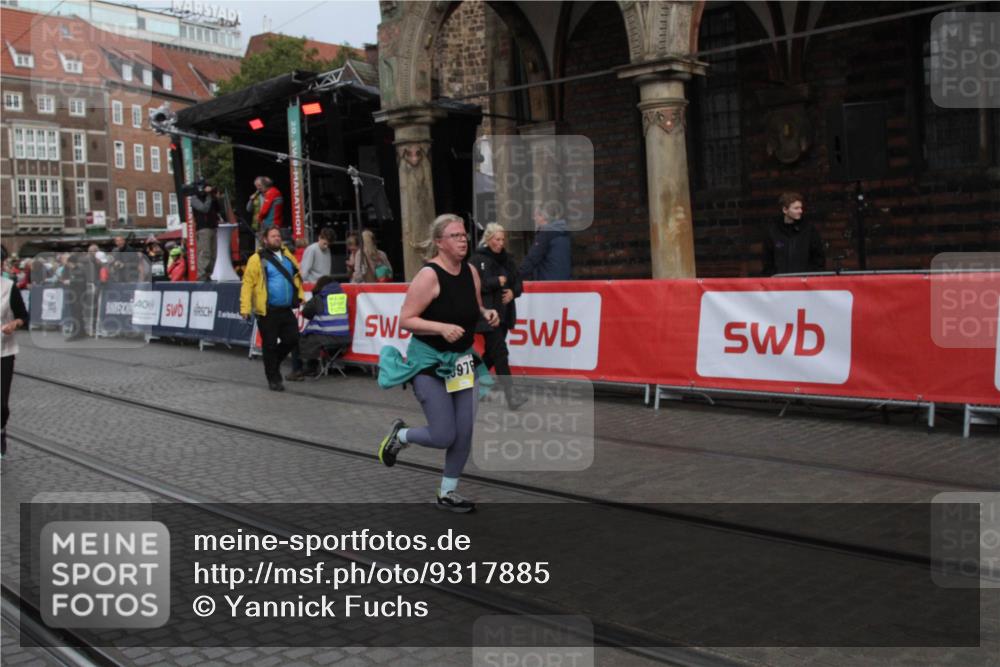 05.10.2025 - 20. swb-Marathon Bremen Yannick Fuchs http://msf.ph/oto/9317885 05.10.2025 11:15:33 Ziel 8844, 10976, 11112, 11113 meine-sportfotos.de