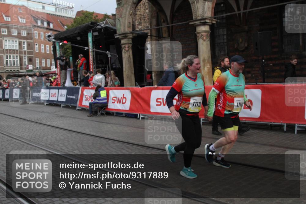 05.10.2025 - 20. swb-Marathon Bremen Yannick Fuchs http://msf.ph/oto/9317889 05.10.2025 11:15:37 Ziel 8844, 11112, 11113 meine-sportfotos.de