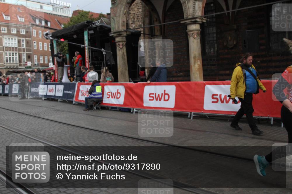 05.10.2025 - 20. swb-Marathon Bremen Yannick Fuchs http://msf.ph/oto/9317890 05.10.2025 11:15:38 Ziel 11112, 11113 meine-sportfotos.de