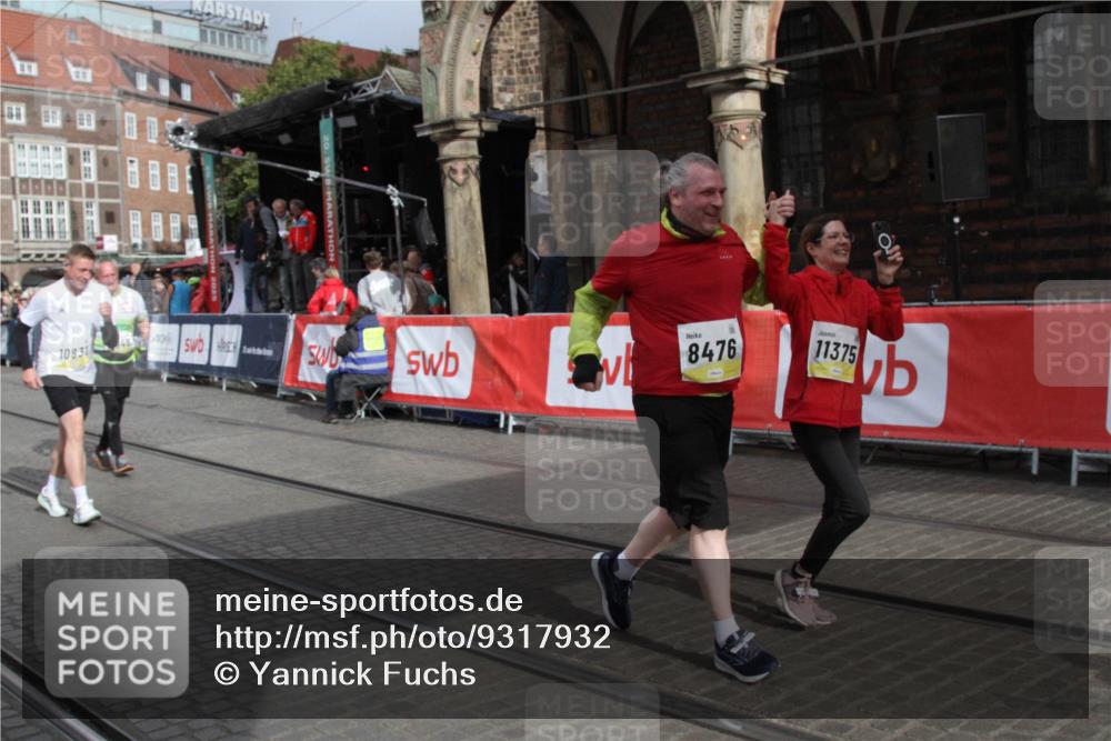 05.10.2025 - 20. swb-Marathon Bremen Yannick Fuchs http://msf.ph/oto/9317932 05.10.2025 11:16:05 Ziel 8476, 10831, 10846, 11375 meine-sportfotos.de