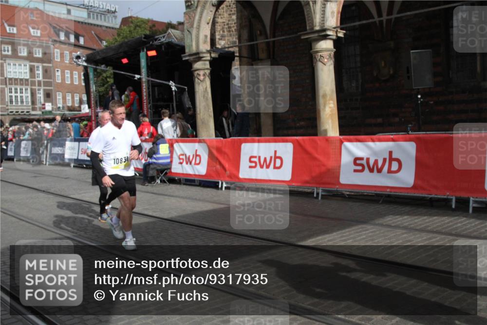 05.10.2025 - 20. swb-Marathon Bremen Yannick Fuchs http://msf.ph/oto/9317935 05.10.2025 11:16:06 Ziel 8476, 10831, 10846, 11375 meine-sportfotos.de