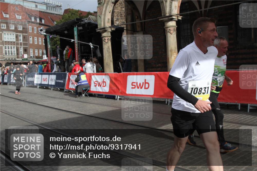 05.10.2025 - 20. swb-Marathon Bremen Yannick Fuchs http://msf.ph/oto/9317941 05.10.2025 11:16:08 Ziel 7109, 10220, 10831, 10846, 11331 meine-sportfotos.de