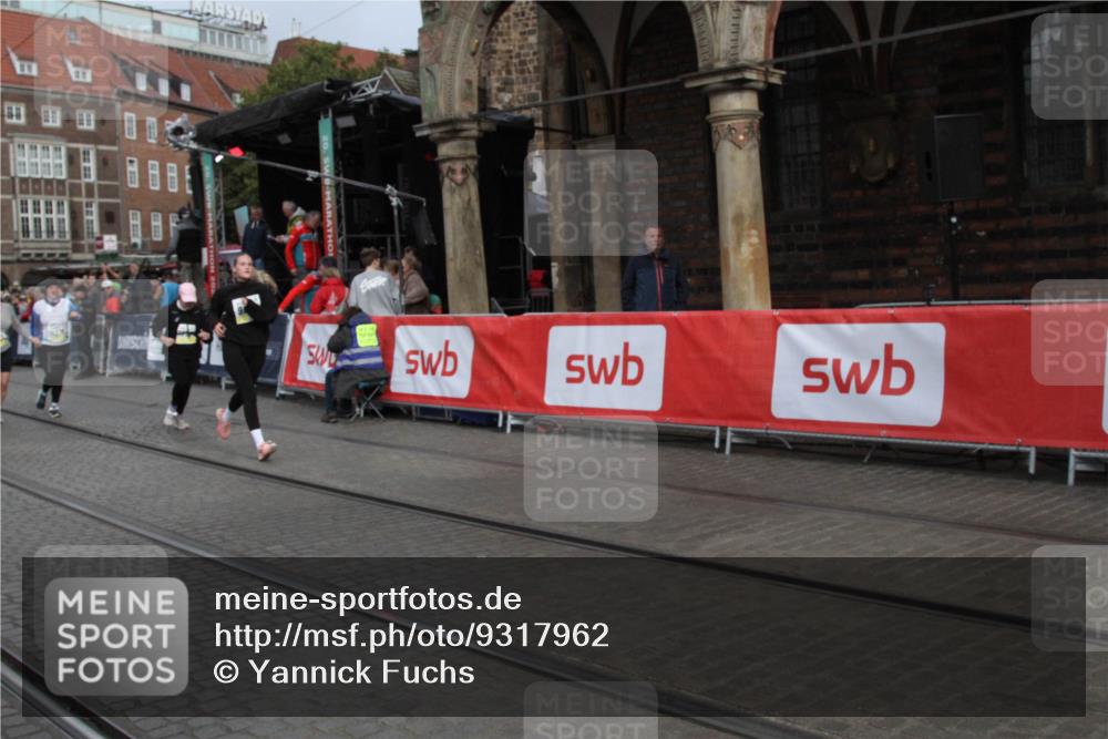 05.10.2025 - 20. swb-Marathon Bremen Yannick Fuchs http://msf.ph/oto/9317962 05.10.2025 11:16:16 Ziel 9679, 10339, 10340, 10564, 11378 meine-sportfotos.de