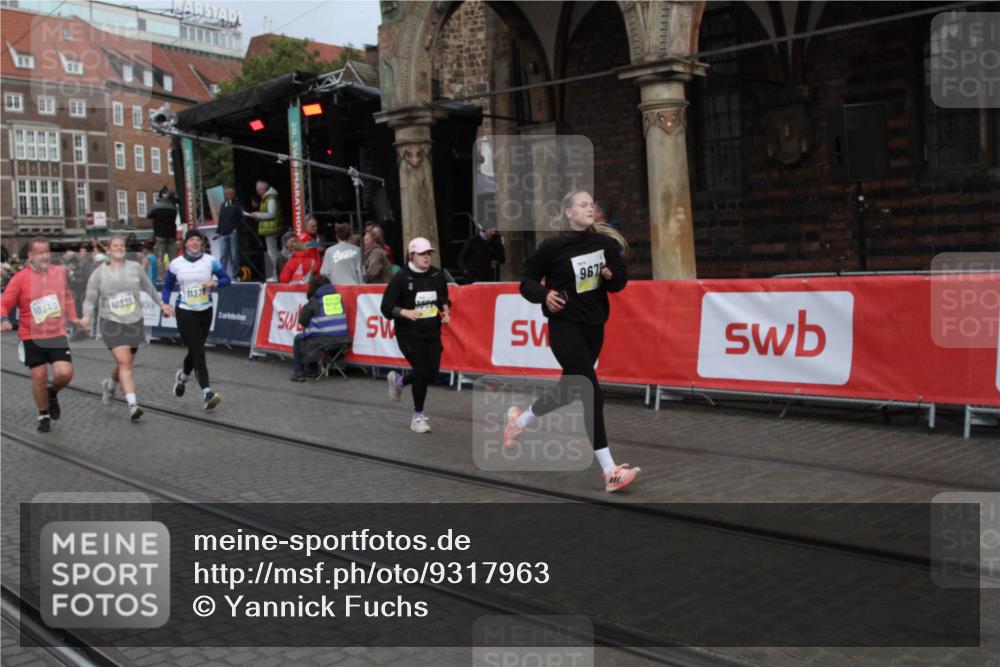 05.10.2025 - 20. swb-Marathon Bremen Yannick Fuchs http://msf.ph/oto/9317963 05.10.2025 11:16:17 Ziel 9679, 10339, 10340, 10564, 11247, 11378 meine-sportfotos.de