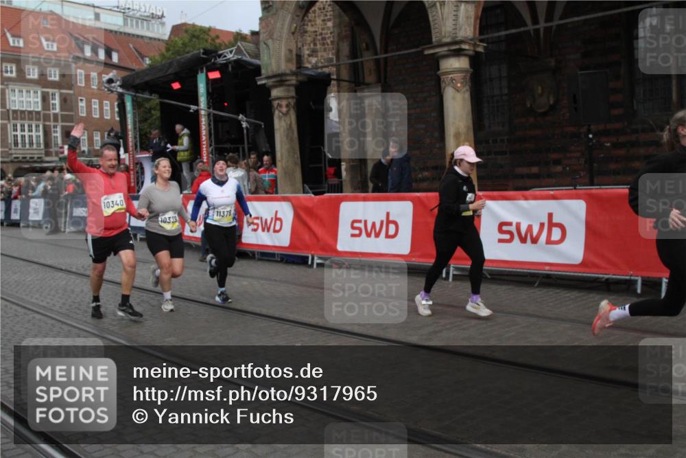 05.10.2025 - 20. swb-Marathon Bremen Yannick Fuchs http://msf.ph/oto/9317965 05.10.2025 11:16:18 Ziel 7110, 9679, 10339, 10340, 10564, 11247, 11378 meine-sportfotos.de