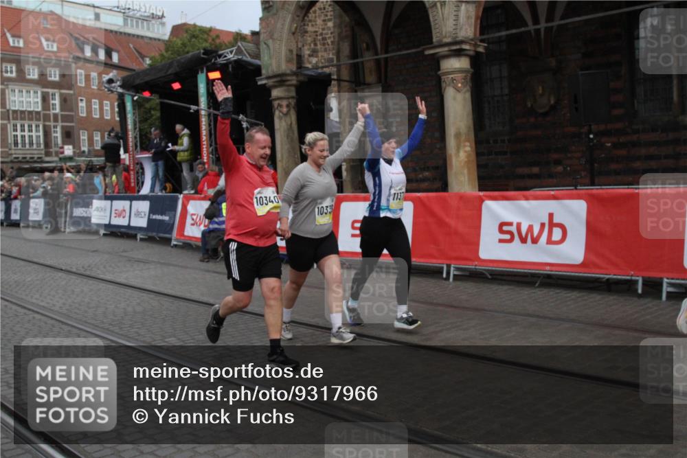 05.10.2025 - 20. swb-Marathon Bremen Yannick Fuchs http://msf.ph/oto/9317966 05.10.2025 11:16:19 Ziel 7110, 10339, 10340, 10564, 11247, 11378 meine-sportfotos.de