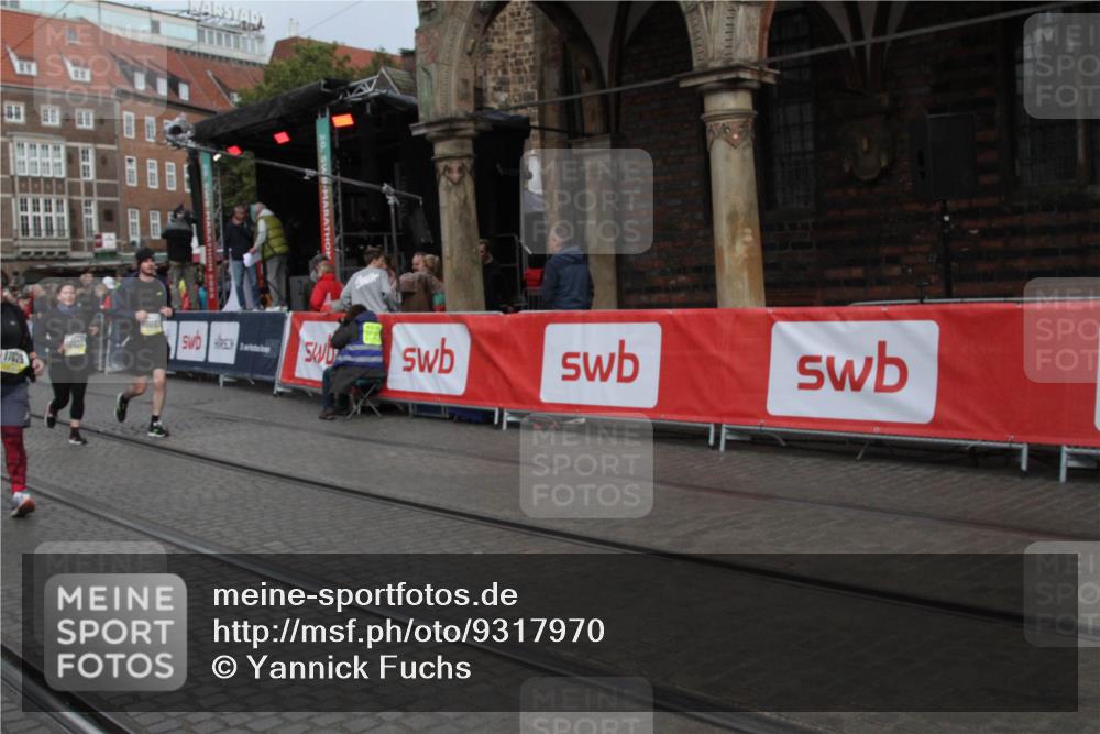 05.10.2025 - 20. swb-Marathon Bremen Yannick Fuchs http://msf.ph/oto/9317970 05.10.2025 11:16:26 Ziel 10023, 10083, 10379, 10450, 11029 meine-sportfotos.de