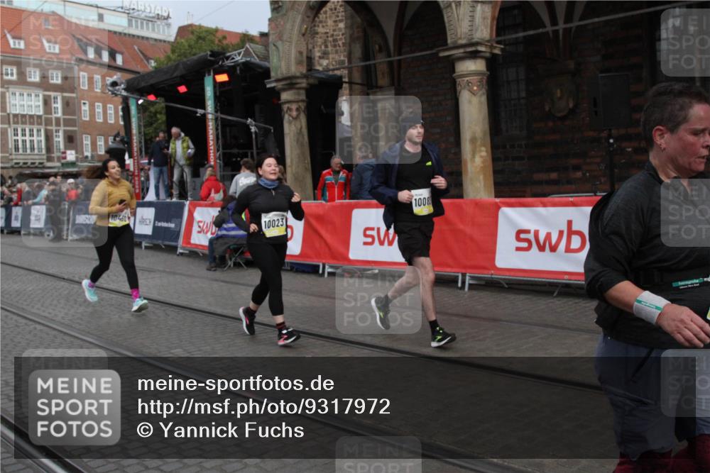 05.10.2025 - 20. swb-Marathon Bremen Yannick Fuchs http://msf.ph/oto/9317972 05.10.2025 11:16:28 Ziel 10023, 10083, 10379, 10450, 11029, 11358 meine-sportfotos.de