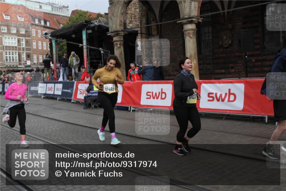 05.10.2025 - 20. swb-Marathon Bremen Yannick Fuchs http://msf.ph/oto/9317974 05.10.2025 11:16:29 Ziel 10023, 10083, 10379, 10450, 11029, 11358, 11404 meine-sportfotos.de