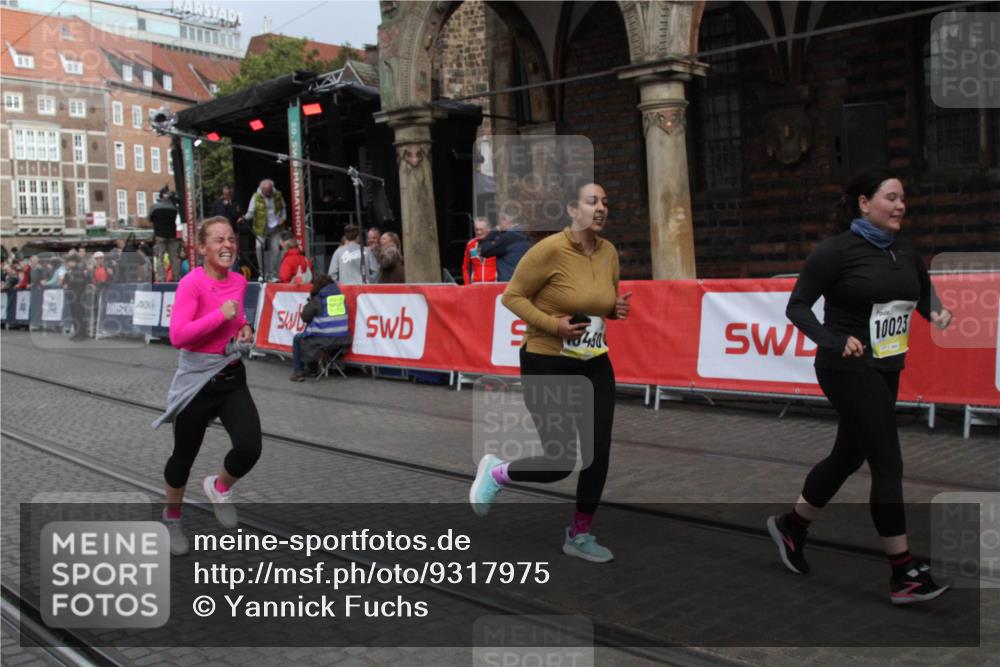 05.10.2025 - 20. swb-Marathon Bremen Yannick Fuchs http://msf.ph/oto/9317975 05.10.2025 11:16:30 Ziel 10023, 10083, 10379, 10450, 11358, 11404 meine-sportfotos.de