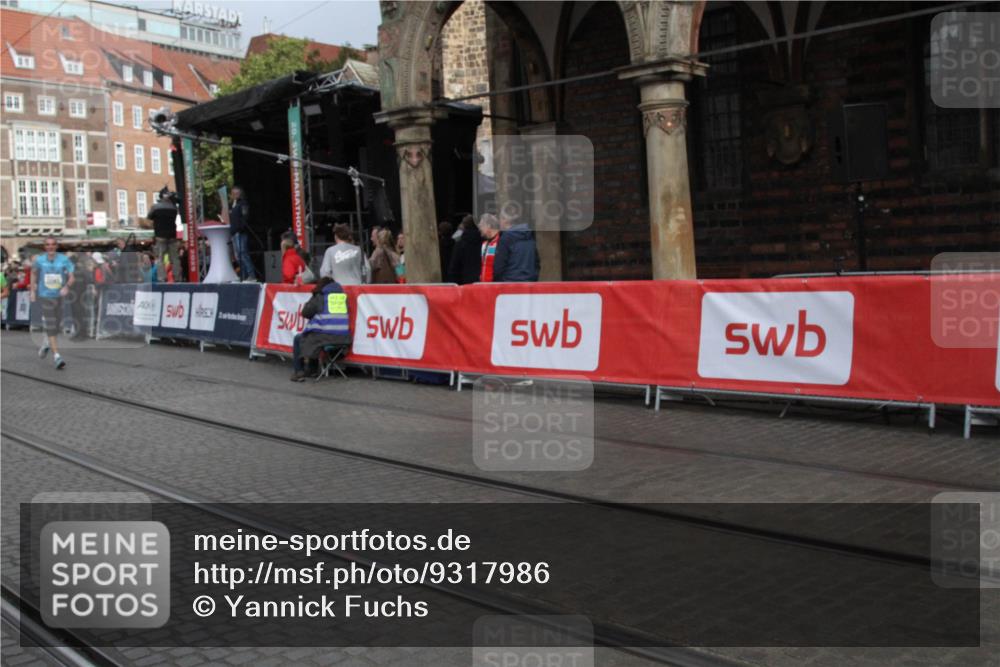 05.10.2025 - 20. swb-Marathon Bremen Yannick Fuchs http://msf.ph/oto/9317986 05.10.2025 11:16:38 Ziel 9301, 9563, 11182 meine-sportfotos.de