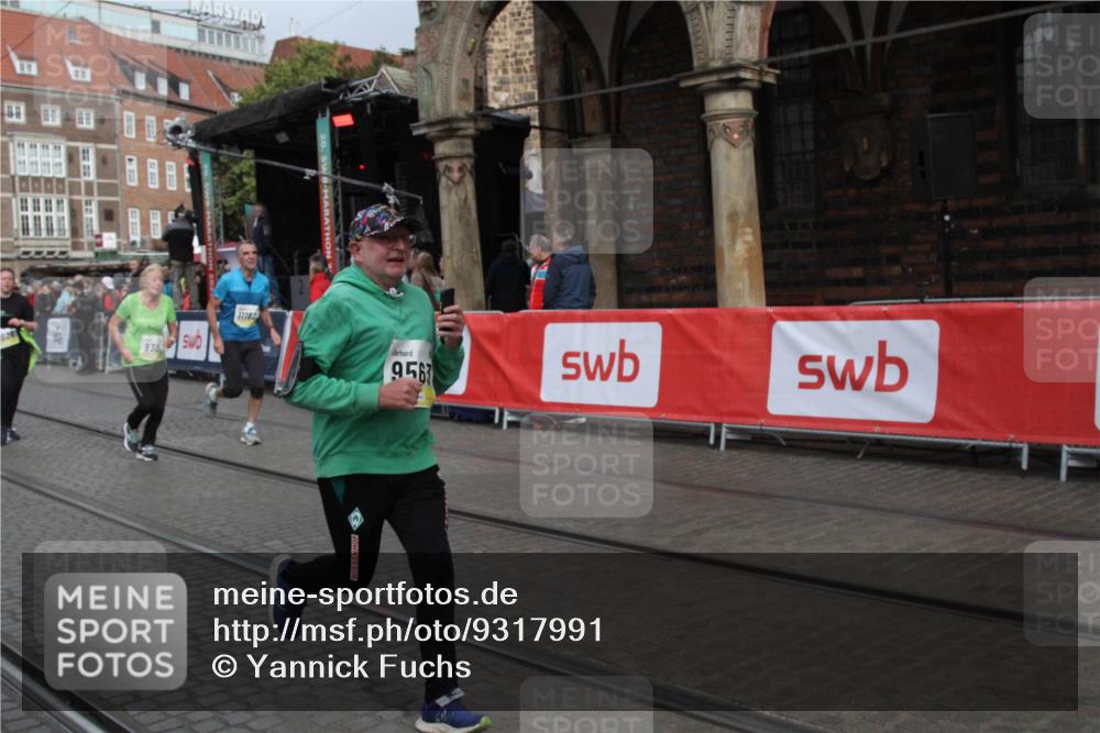 05.10.2025 - 20. swb-Marathon Bremen Yannick Fuchs http://msf.ph/oto/9317991 05.10.2025 11:16:40 Ziel 9301, 9563, 9753, 11020, 11182, 11438 meine-sportfotos.de