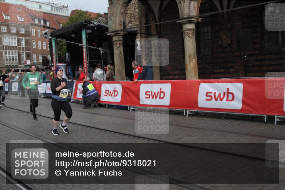 05.10.2025 - 20. swb-Marathon Bremen Yannick Fuchs http://msf.ph/oto/9318021 05.10.2025 11:16:59 Ziel 9698, 9838, 10736 meine-sportfotos.de