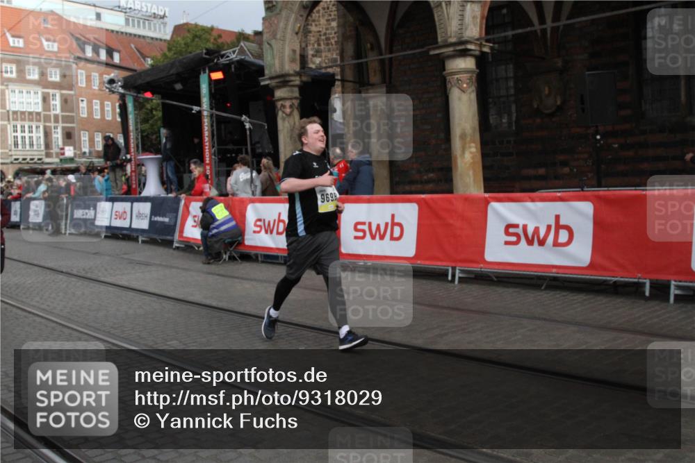 05.10.2025 - 20. swb-Marathon Bremen Yannick Fuchs http://msf.ph/oto/9318029 05.10.2025 11:17:02 Ziel 9698, 10728, 10736, 10752 meine-sportfotos.de