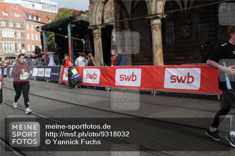 05.10.2025 - 20. swb-Marathon Bremen Yannick Fuchs http://msf.ph/oto/9318032 05.10.2025 11:17:03 Ziel 9698, 10728, 10752 meine-sportfotos.de