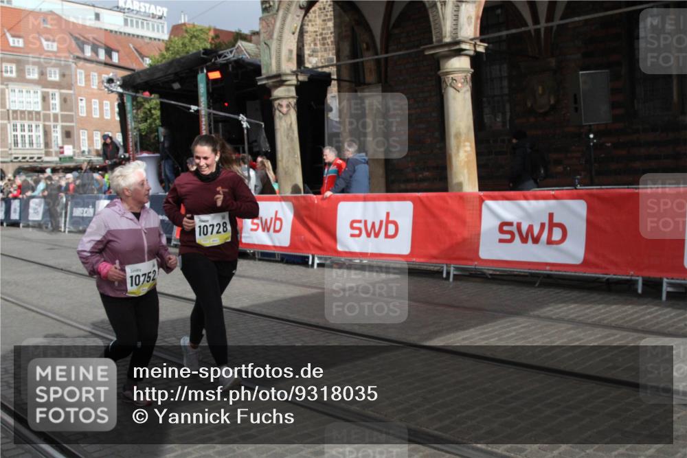 05.10.2025 - 20. swb-Marathon Bremen Yannick Fuchs http://msf.ph/oto/9318035 05.10.2025 11:17:04 Ziel 10728, 10752 meine-sportfotos.de