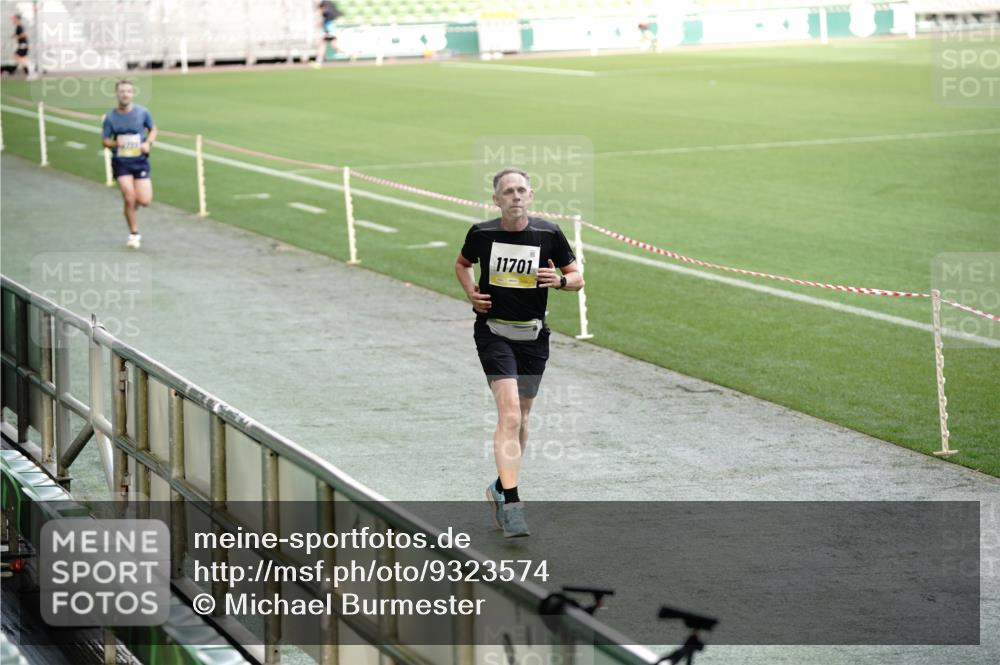 05.10.2025 - 20. swb-Marathon Bremen Michael Burmester http://msf.ph/oto/9323574 05.10.2025 10:23:54 Laufen im Stadion 9213, 9262, 9289, 9403, 9922, 10070, 10161, 10229, 10276, 10565, 10592, 10606, 10753, 10952, 11067, 11069, 11086, 11114, 11418, 11474, 11567, 11701, 11710, 9671, 9863, 10052, 10352, 10525, 10658, 10686, 11328, 11335 meine-sportfotos.de