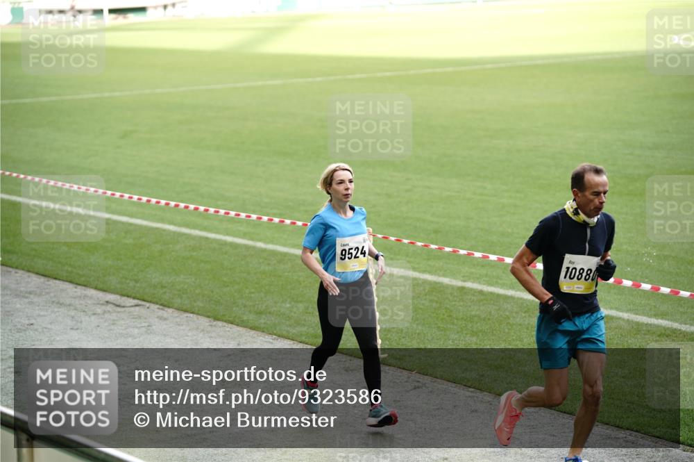 05.10.2025 - 20. swb-Marathon Bremen Michael Burmester http://msf.ph/oto/9323586 05.10.2025 10:24:10 Laufen im Stadion 9213, 9262, 9364, 9524, 10229, 10276, 10592, 10606, 10753, 10838, 10880, 11069, 11086, 11114, 11418, 11474, 11567, 11701, 11710, 9289, 9403, 9671, 9922, 10070, 10161, 10565, 10686, 10753, 10952, 11067 meine-sportfotos.de
