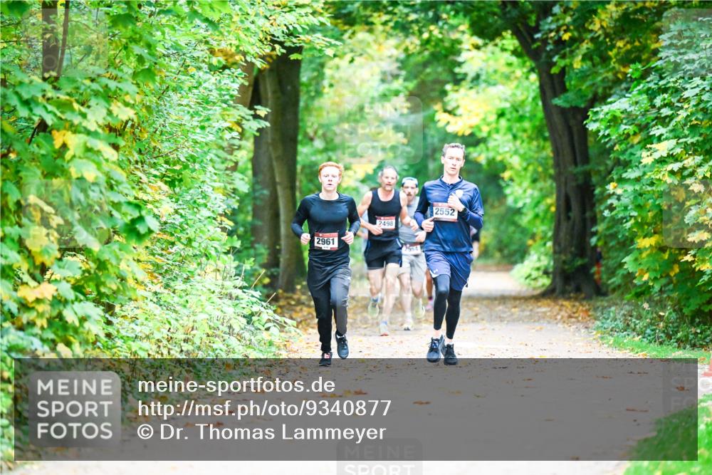12.10.2025 - Bramfelder Halbmarathon 2025 Dr. Thomas Lammeyer http://msf.ph/oto/9340877 12.10.2025 09:49:59 Laufen 2961, 2498, 2552, 2554 meine-sportfotos.de